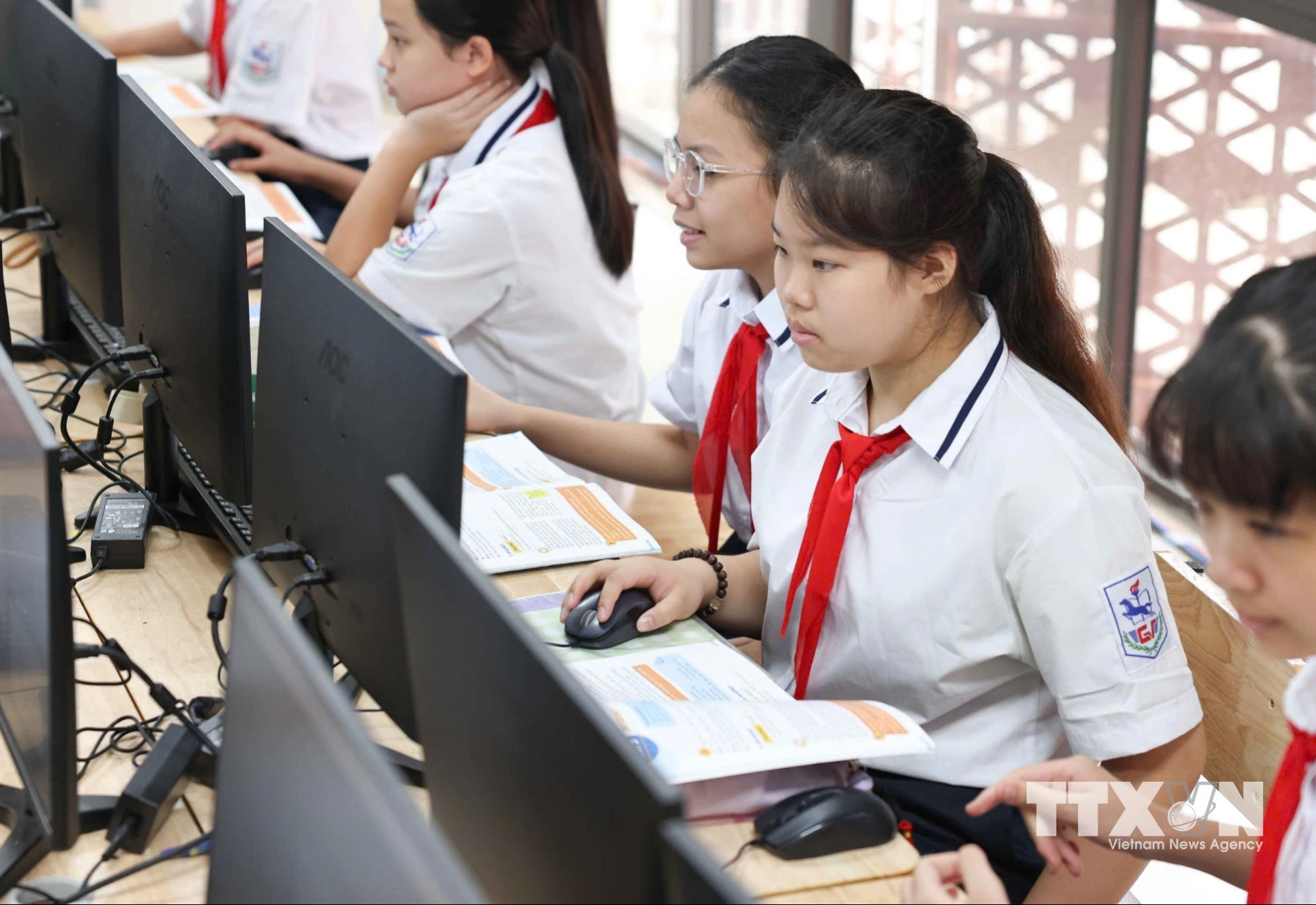 Học sinh chăm chú theo dõi bài giảng, tích cực tương tác trong lớp học mở. (Ảnh: Thanh Tùng/TTXVN)